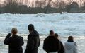 Zahlreiche Menschen nutzten das Wochenendende, um an der Elbe ein seltenes Naturspektakel zu bewundern: Eisberge auf dem Fluss. - Foto: Bodo Marks/dpa