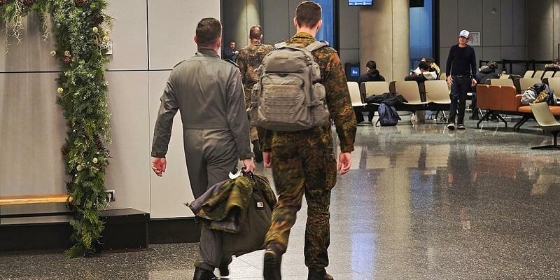 Deutsche Soldaten der Grönland-Mission beim Umstieg auf Island am 18.01.2026 - Foto: via dts Nachrichtenagentur