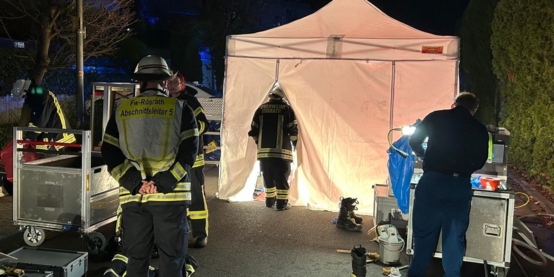 FW Rösrath: Schwelbrand im Dachgeschoss eines Wohngebäudes - Foto: presseportal.de