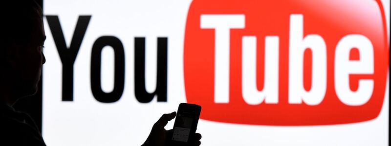 In Deutschland verwenden rund 70,9 Millionen Nutzer jeden Monat Youtube.  - Foto: Carsten Rehder/dpa
