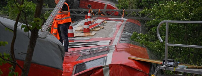Vier Frauen sowie ein 13-Jähriger starben bei dem Unfall. (Archivbild)  - Foto: Uwe Lein/dpa