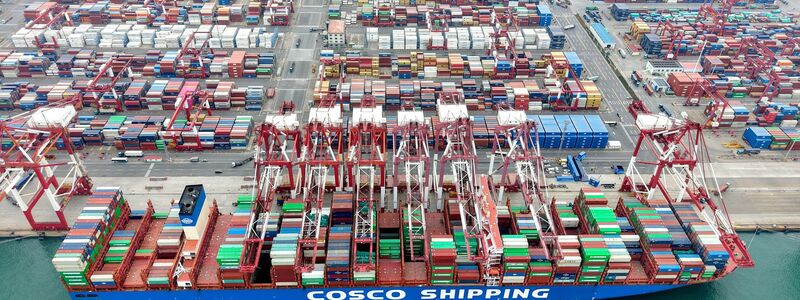 In chinesischen Häfen wie hier in Qingdao herrscht Hochbetrieb. Der Export ist eine wichtige Stütze für die Wirtschaft. (Archivbild)  - Foto: Yu Fangping/XinHua/dpa