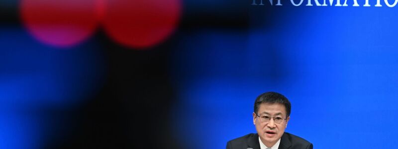 Kang Yi, der Direktor des Pekinger Statistikbüros, präsentiert die neuen Wachstumszahlen.  - Foto: Johannes Neudecker/dpa