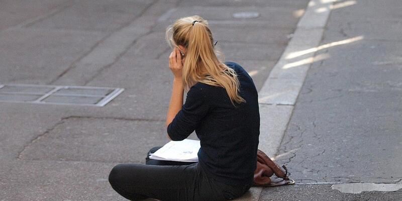 Junge Frau beim Telefonieren (Archiv) - Foto: via dts Nachrichtenagentur