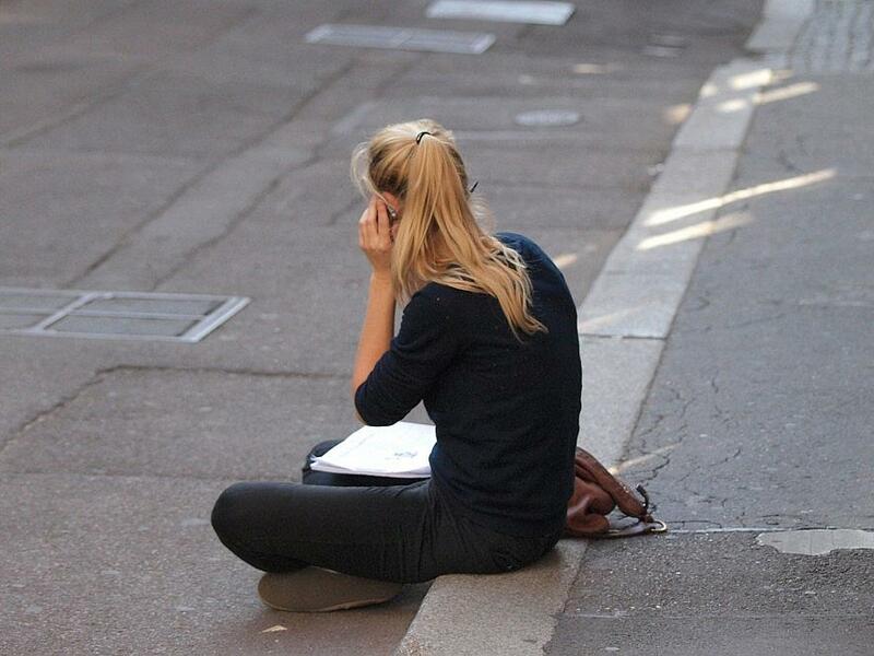 Junge Frau beim Telefonieren (Archiv) - Foto: via dts Nachrichtenagentur