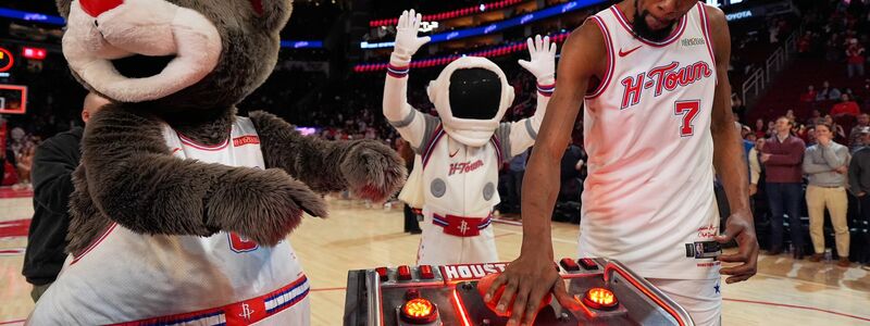 Kevin Durant überholte Nowitzki mit Freiwürfen kurz vor Schluss und feierte danach den Sieg der Rockets. - Foto: Ashley Landis/AP/dpa