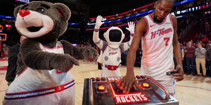 Kevin Durant überholte Nowitzki mit Freiwürfen kurz vor Schluss und feierte danach den Sieg der Rockets. - Foto: Ashley Landis/AP/dpa