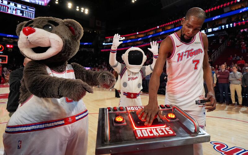 Kevin Durant überholte Nowitzki mit Freiwürfen kurz vor Schluss und feierte danach den Sieg der Rockets. - Foto: Ashley Landis/AP/dpa