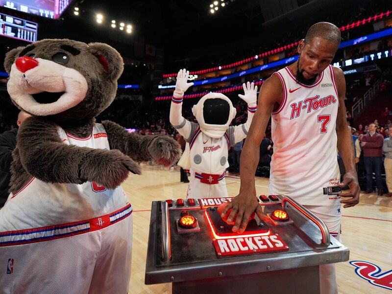 Kevin Durant überholte Nowitzki mit Freiwürfen kurz vor Schluss und feierte danach den Sieg der Rockets. - Foto: Ashley Landis/AP/dpa