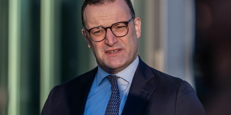 Jens Spahn weist die Kritik der Grünen am Kurs des Kanzlers zurück. - Foto: Michael Kappeler/dpa