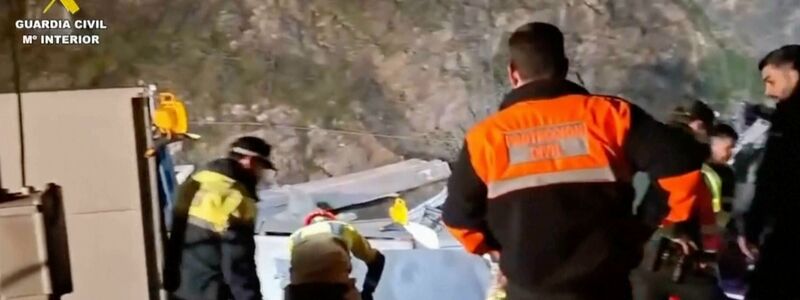 Retter suchten in den Trümmern nach Opfern. - Foto: Uncredited/Guardia Civil/dpa