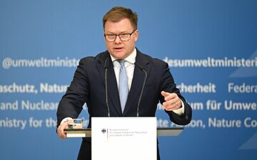 «Richtig geile Autos» bringen die deutschen Hersteller nach Ansicht von Bundesumweltminister Carsten Schneider (SPD) auf den Markt für Elektroautos. - Foto: Elisa Schu/dpa