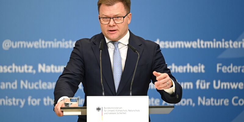 «Richtig geile Autos» bringen die deutschen Hersteller nach Ansicht von Bundesumweltminister Carsten Schneider (SPD) auf den Markt für Elektroautos. - Foto: Elisa Schu/dpa