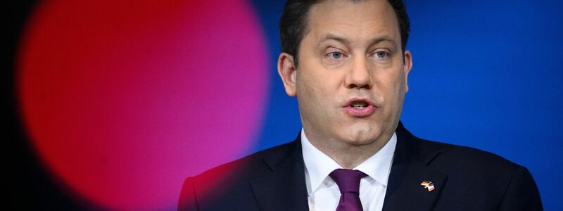 Vizekanzler Klingbeil kündigt an, man werde sich gegen wirtschaftliche Erpressung wehren. - Foto: Bernd von Jutrczenka/dpa