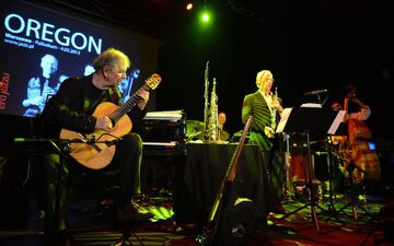 Der US-Jazzgitarrist Ralph Towner (links) ist im Alter von 85 Jahren in Rom gestorben. (Archivbild) - Foto: picture alliance / dpa
