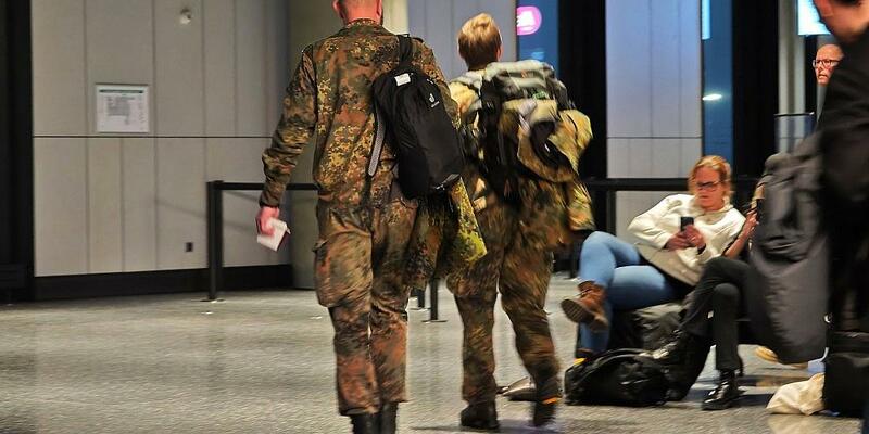 Deutsche Soldaten der Grönland-Mission beim Umstieg auf Island am 18.01.2026 - Foto: via dts Nachrichtenagentur