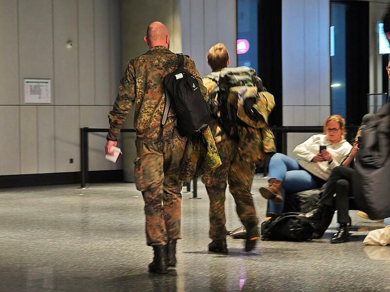 Deutsche Soldaten der Grönland-Mission beim Umstieg auf Island am 18.01.2026 - Foto: via dts Nachrichtenagentur