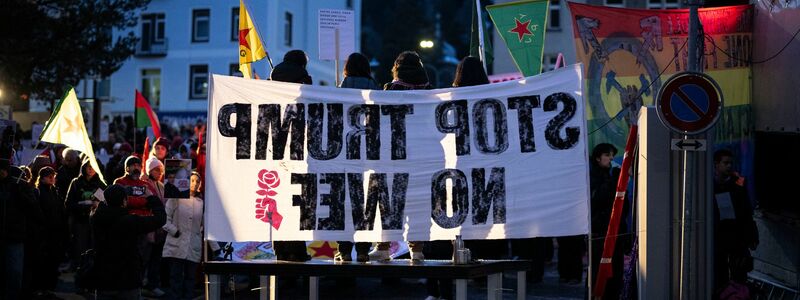 «Stop Trump, No WEF»: Bei diesen Demonstranten sind weder der US-Präsident noch das Treffen selbst beliebt. - Foto: Gian Ehrenzeller/KEYSTONE/dpa