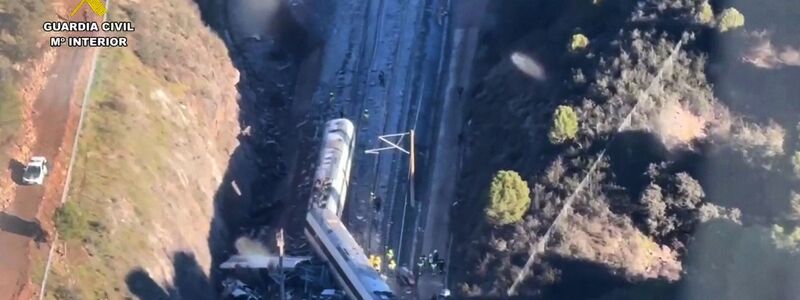 Ein Hochgeschwindigkeitszug war bei Córdoba mit zwei entgleisten Waggons eines entgegenkommenden Hochgeschwindigkeitszuges zusammengestoßen. - Foto: -/Guardia Civil via AP/dpa