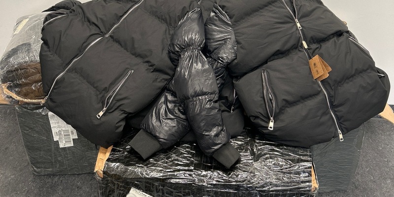 HZA-SI: ZOLL stellt gefälschte Luxuskleidung in Postsendungen aus Rumänien sicher - Foto: presseportal.de