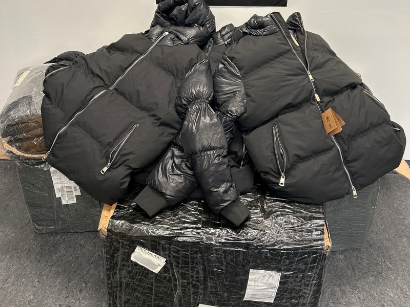 HZA-SI: ZOLL stellt gefälschte Luxuskleidung in Postsendungen aus Rumänien sicher - Foto: presseportal.de