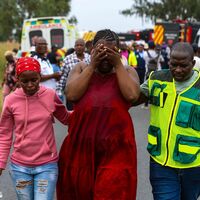 In der südafrikanischen Stadt Vanderbijlpark, in der Nähe von Johannesburg, wurden 13 Kinder bei einem Schulbus-Unfall getötet. - Foto: Uncredited/AP/dpa