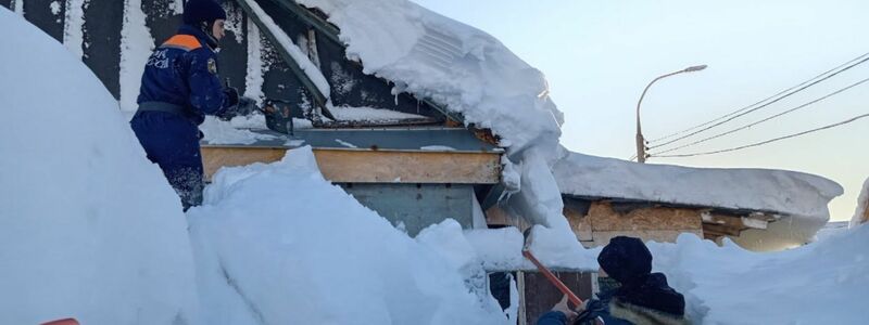 Die Behörden auf der fernöstlichen Halbinsel Kamtschatka rechnen noch mit tagelangen Einsätzen, um dem Schneechaos Herr zu werden.  - Foto: -/Government of Kamchatka Territory via XinHua/dpa