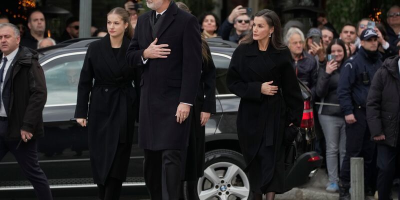 Zur Bestattung von Irene von Griechenland nach Athen gereist: Spaniens König Felipe (l).  - Foto: Petros Giannakouris/AP/dpa