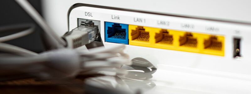 Es gibt längst besseres Internet, doch Millionen Haushalte setzen in Deutschland weiter auf DSL-Verbindungen. - Foto: Fabian Sommer/dpa