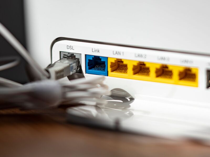 Es gibt längst besseres Internet, doch Millionen Haushalte setzen in Deutschland weiter auf DSL-Verbindungen. - Foto: Fabian Sommer/dpa