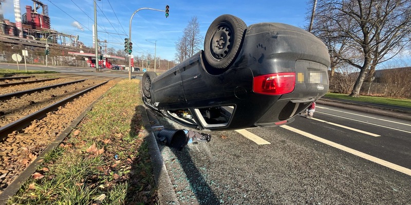 POL-DU: Beeck: Nach Kollision im Kreuzungsbereich - Auto überschlägt sich - Foto: presseportal.de