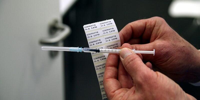 Impfspritze mit Impfstoff von Biontech (Archiv) - Foto: via dts Nachrichtenagentur
