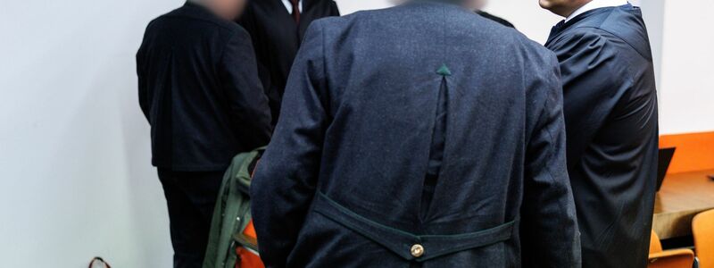 Die Angeklagten und ihre Anwälte vor dem Urteil. - Foto: Matthias Balk/dpa