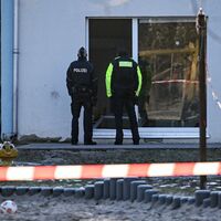 Die Feuerwehr berichtete von 22 Sanitätern, Ärzten und Feuerwehrleuten, die mit 12 Fahrzeugen im Einsatz waren. (Archivbild) - Foto: Britta Pedersen/dpa