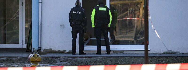 Die Feuerwehr berichtete von 22 Sanitätern, Ärzten und Feuerwehrleuten, die mit 12 Fahrzeugen im Einsatz waren. (Archivbild) - Foto: Britta Pedersen/dpa