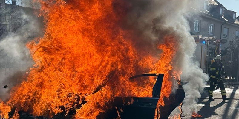 FW-M: Besitzerin rettet Katze - Feuerwehr löscht Auto (Ramersdorf) - Foto: presseportal.de