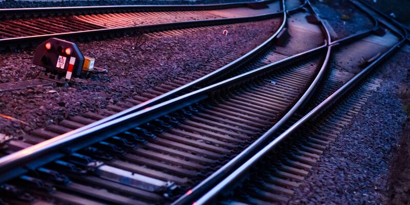 Die Deutsche Bahn kontrolliert die von ihr eingesetzten Fahrzeuge mit verschiedenen Zugbeeinflussungssystemen. - Foto: Julian Stratenschulte/dpa