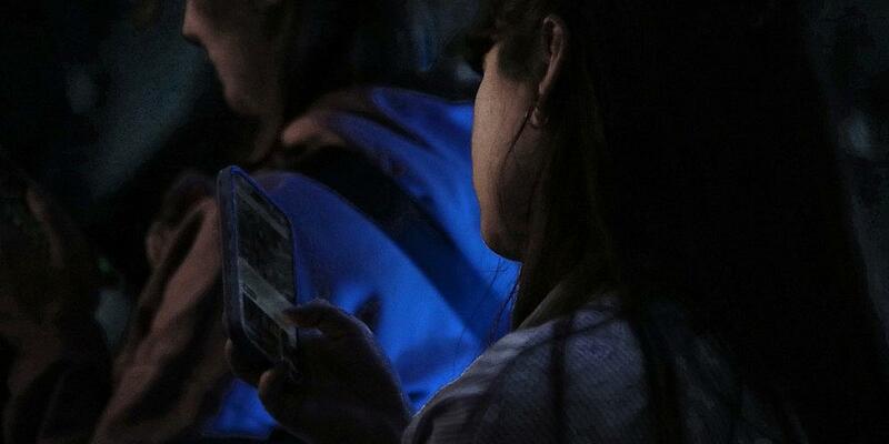 Junge Frau mit Smartphone (Archiv) - Foto: via dts Nachrichtenagentur