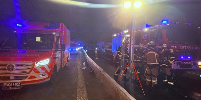 FW-E: Massenkarambolage auf der BAB 42: 19 Pkw beteiligt - Feuerwehr Essen und Bottrop im Großeinsatz - Foto: presseportal.de