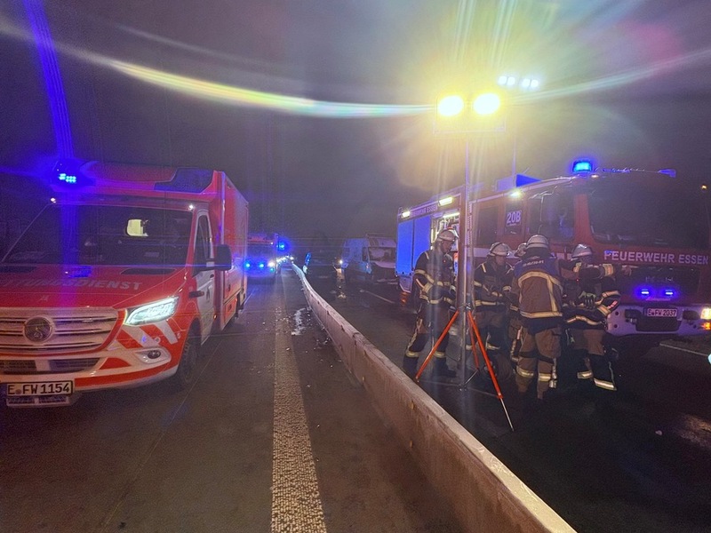 FW-E: Massenkarambolage auf der BAB 42: 19 Pkw beteiligt - Feuerwehr Essen und Bottrop im Großeinsatz - Foto: presseportal.de