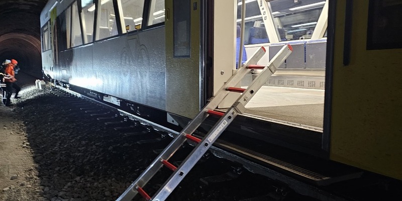 KFV-CW: Zug kollidiert mit herabgestürztem Felsblock / Passagiere über Leiter evakuiert / Gelände erschwert Feuerwehreinsatz / Hydrauliköl ausgelaufen - Foto: presseportal.de