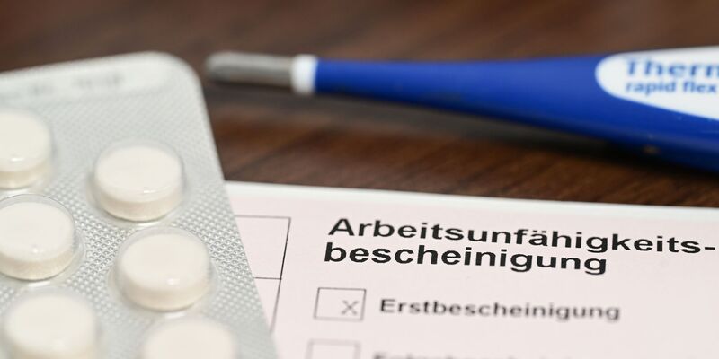 Krankheitsbedingte Fehlzeiten im Job bleiben 2025 auf erhöhtem Niveau. (Archivbild) - Foto: Bernd Weißbrod/dpa
