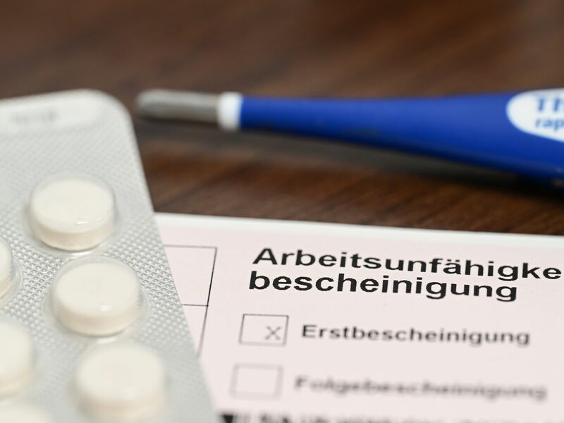 Krankheitsbedingte Fehlzeiten im Job bleiben 2025 auf erhöhtem Niveau. (Archivbild) - Foto: Bernd Weißbrod/dpa