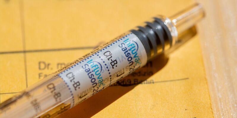 Ein kleiner Piks kann eine fiese Grippe oft verhindern. - Foto: Fernando Gutierrez-Juarez/dpa