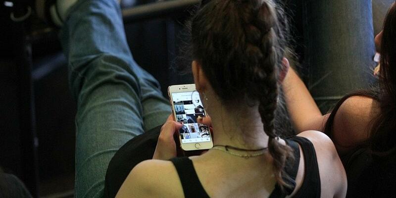 Junge Frau mit Smartphone (Archiv) - Foto: via dts Nachrichtenagentur