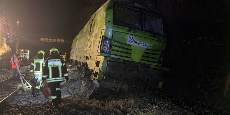 Feuerwehr MTK: Triebfahrzeug entgleist in Hattersheim - Feuerwehr dichtet undichten Öltank ab - Foto: presseportal.de