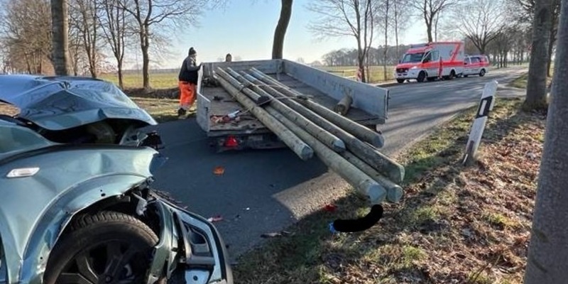 POL-ROW: Pkw fährt auf abgestellten Anhänger auf: 36-Jährige leicht verletzt - Foto: presseportal.de