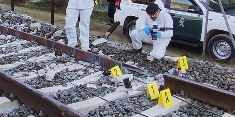 Experten schließen einen Bruch des Gleises als Ursache des schweren Zugunglücks in Spanien nicht aus. Bis zu gesicherten Erkenntnissen dürfte es aber noch lange dauern. - Foto: Uncredited/Guardia Civil via AP/dpa