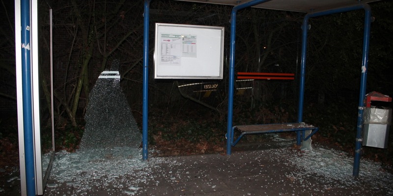 POL-VIE: Vandalismus an Bushaltestellenhäuschen - Polizei sucht Hinweise - Foto: presseportal.de