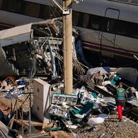 Eine Sechsjährige hat als einzige ihrer Familie das schwere Zugunglück in Spanien überlebt. Ihre Eltern, ein Bruder und ein Cousin starben in den Trümmern. - Foto: Manu Fernandez/AP/dpa